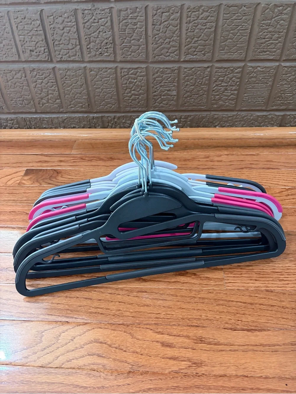 Non-Brand Multi-Color Slim Non-Slip Plastic Coat Hangers (Set)*